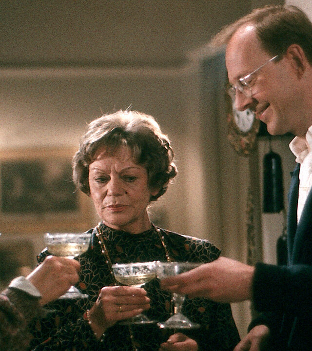 "Diese Drombuschs - Alle Jahre wieder": Vera Drombusch (Witta Pohl), Oma Drombusch (Grete Wurm) und Siegfried Drombusch (Hans-Peter Korff) stoßen im Wohnzimmer mit edlen Gläsern an.