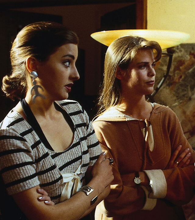 "Alle meine Töchter - Der Skandal": Berthold Sanwaldt (Günter Mack) steht neben Patty (Fritzi Eichhorn), Sylvie (Julia Dahmen) und Anna (Ursula Buschhorn) und erklärt etwas.