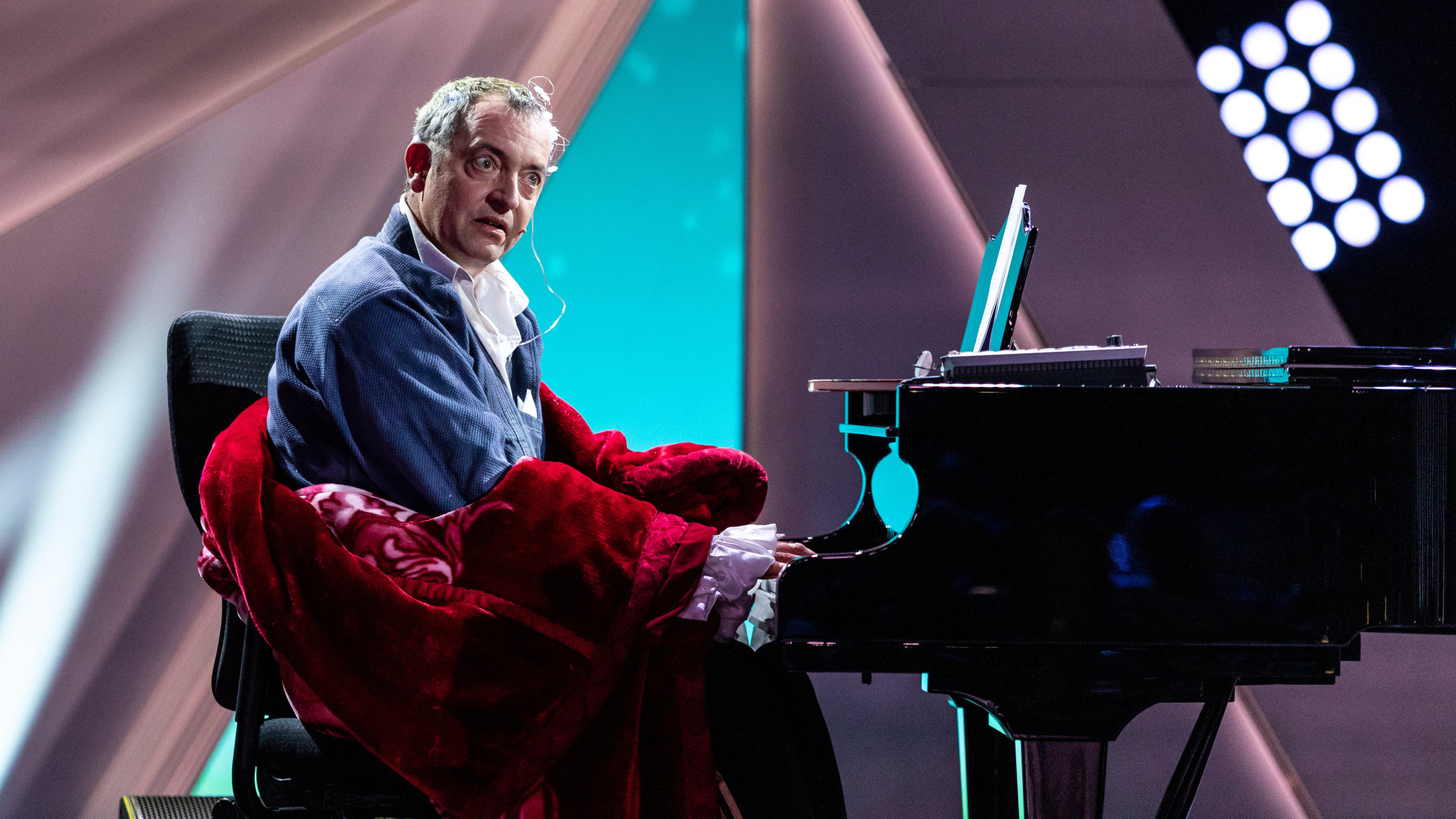 "Rainald Grebe: Das Münchhausenkonzert": Rainald Grebe sitzt am Klavier und präsentiert sein aktuelles Programm.