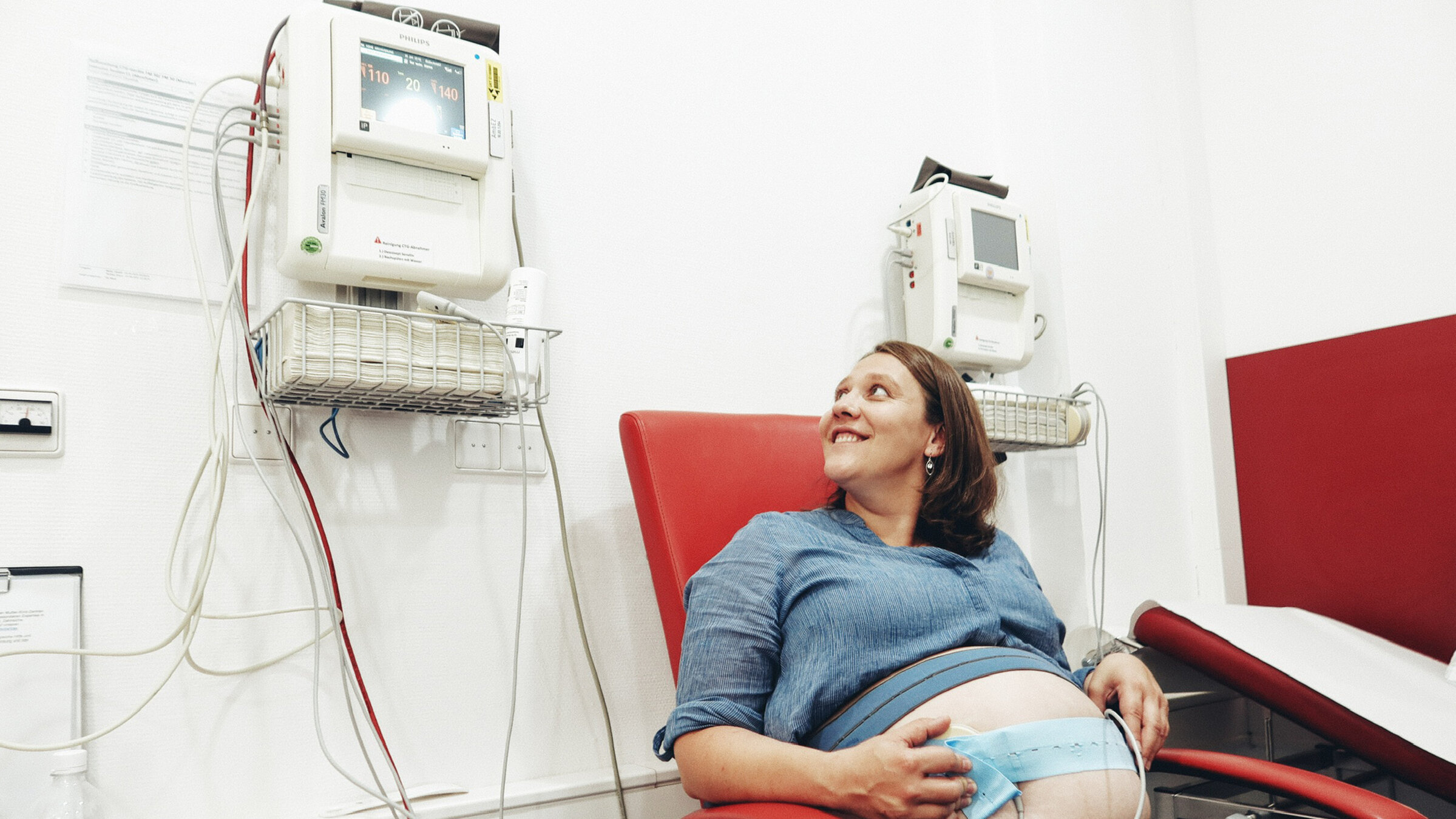 "Mein Körper. Meine Schwangerschaft": Zwei kleine Herzen schlagen in Tamaras Bauch: Sie erwartet Zwillinge im dritten Trimester und hofft, dass sie sich bis zur Geburt noch etwas Zeit lassen.