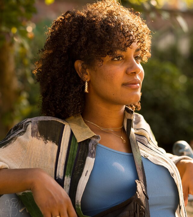 "This Is Gonna Be Great - Im Flow": Aisha (Abigail Abraham) sitzt draußen auf einer Bank.