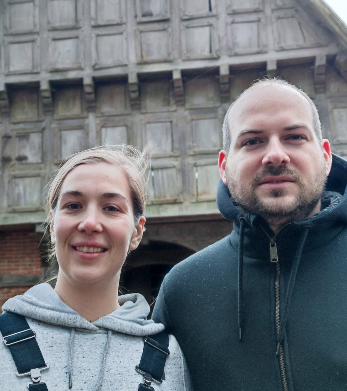 "Terra Xpress: Aufwachen, umdenken, anpacken: Hausbauen heute": Charlotte und Daniel stehen vor einem großen Backsteinhaus und lächeln in die Kamera.