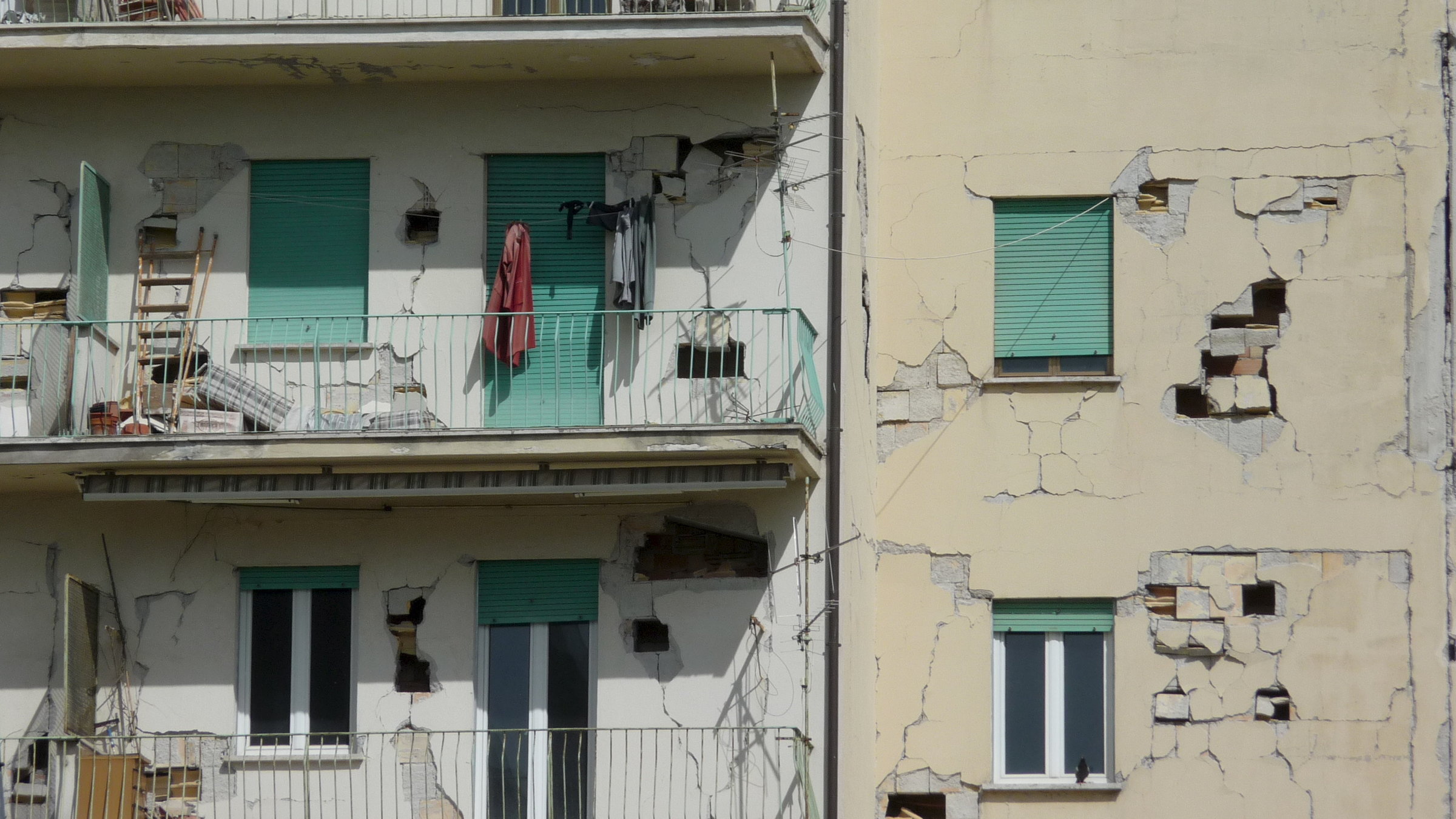 "Terra X: Wilder Planet - Erdbeben": Durch Erdbeben zerstörte Fassade des Studentenwohnheims von L'Aquila.