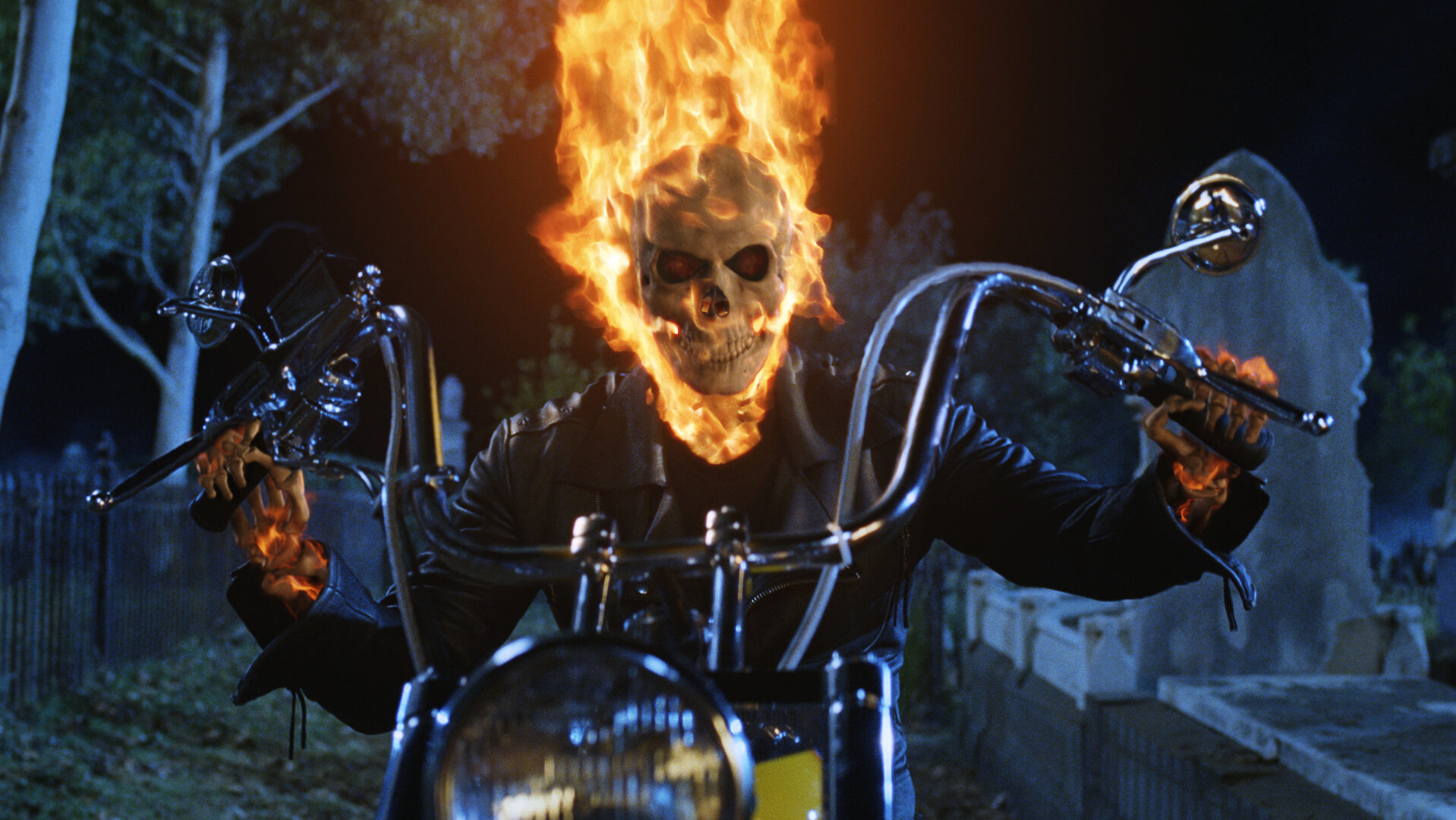 "Ghost Rider": Johnny Blaze (Nicolas Cage) fährt in Gestalt des Ghost Riders mit einem Motorrad, während sein Kopf von Flammen umgeben ist.