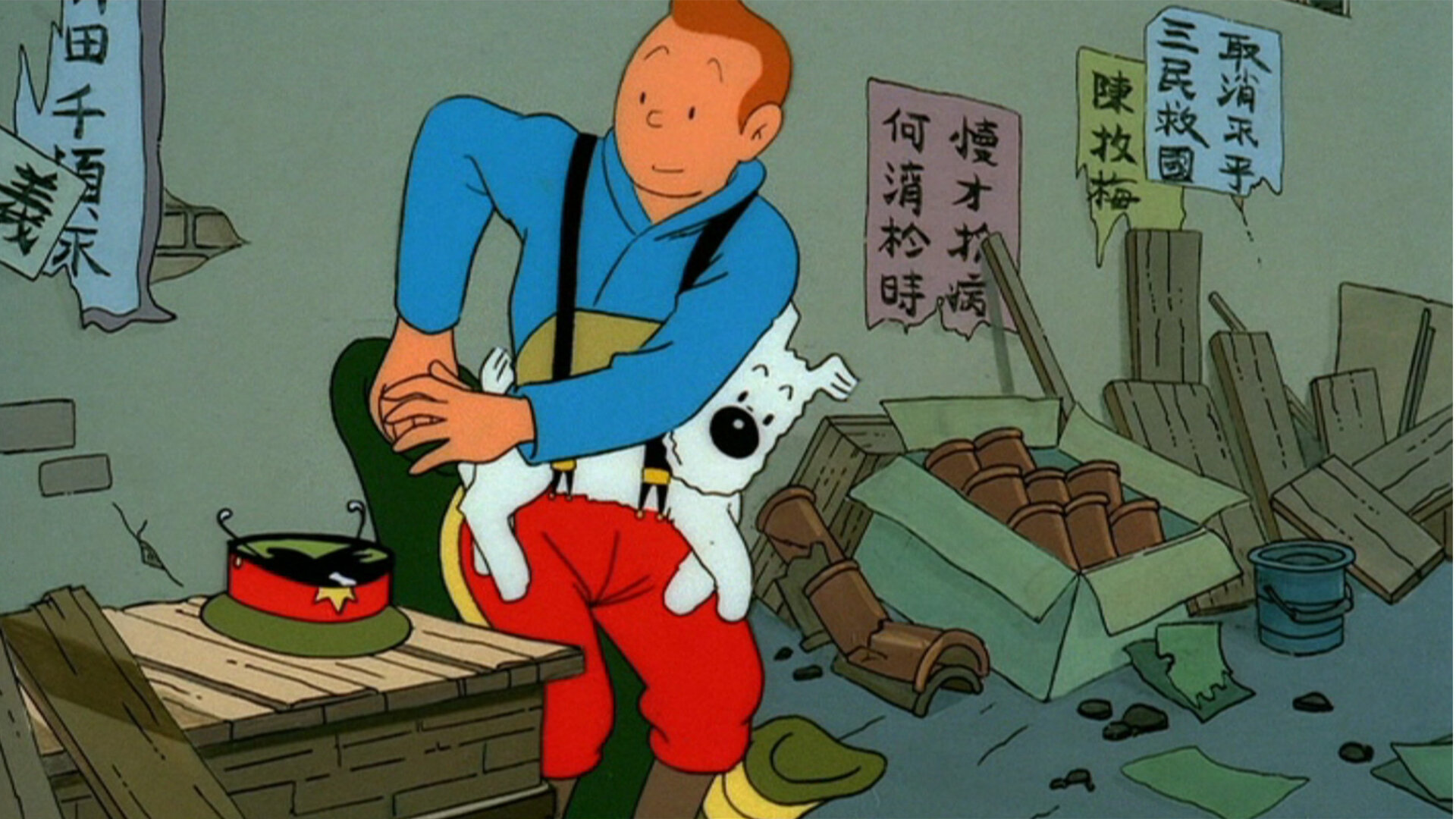 "Tim und Struppi – Der blaue Lotus (2)": Tim befindet sich in einem abgelegenen Lagerraum und streift sich seine Verkleidung als chinesischer General ab. Neben ihm auf einer Kiste liegt bereits eine Schirmmütze, eine Brille und ein falscher, schwarzer Schnurrbart. Struppi hängt an Tims Bauch. Er wird dort durch die Hosenträger der roten Militärhose festgehalten, die Tim noch trägt.
