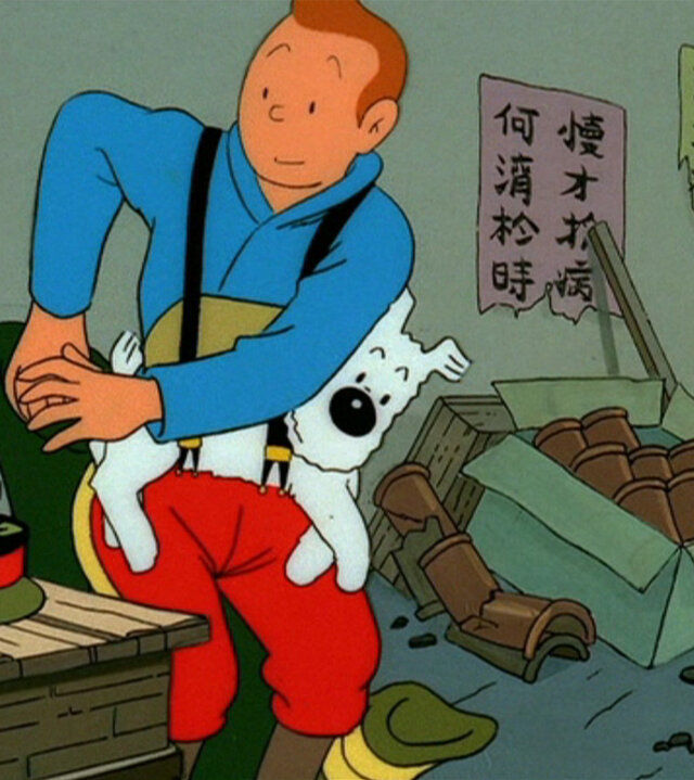 "Tim und Struppi – Der blaue Lotus (2)": Tim befindet sich in einem abgelegenen Lagerraum und streift sich seine Verkleidung als chinesischer General ab. Neben ihm auf einer Kiste liegt bereits eine Schirmmütze, eine Brille und ein falscher, schwarzer Schnurrbart. Struppi hängt an Tims Bauch. Er wird dort durch die Hosenträger der roten Militärhose festgehalten, die Tim noch trägt.