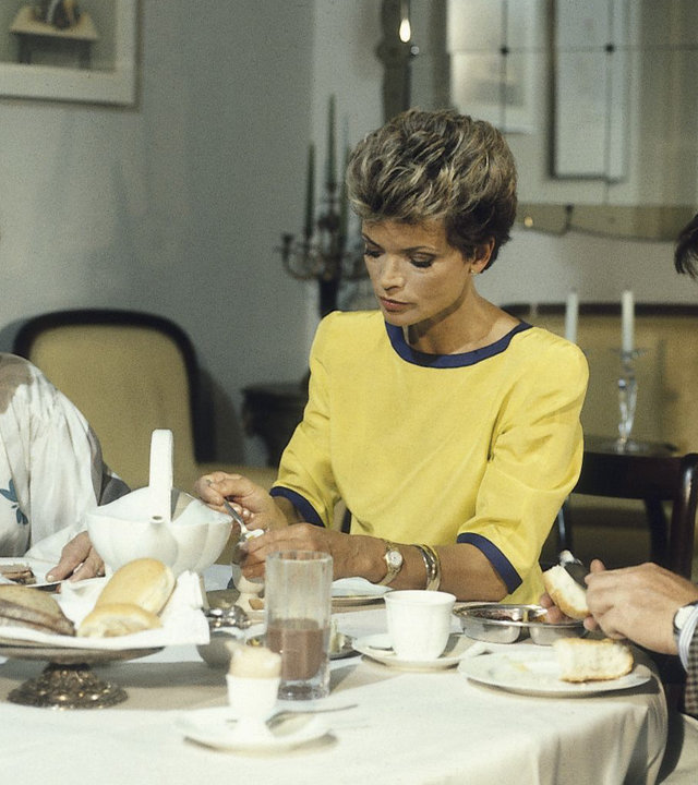 "Zwei Münchner in Hamburg - Ein kleiner Schritt zum Glück": Ralf (Elmar Wepper) sitzt mit Julia (Uschi Glas) und ihrer Mutter Hermine (Winnie Markus) am Frühstückstisch. Julia löffelt ein Ei, Ralf schmiert sich ein Brot.