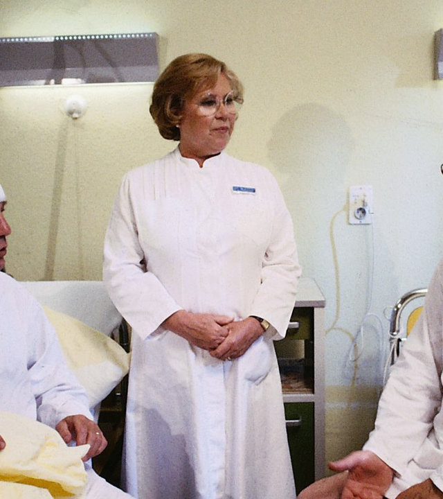 "Die Schwarzwaldklinik - Ein Kind, ein Kind, ein Kind": Kritz (Bruno Dallansky) und Dr. Basler (Rolf Schimpf) sitzen in ihren Krankenbetten und scheinen sich zu streiten. Oberschwester Hildegard (Eva Maria Bauer) steht schlichtend zwischen ihnen.