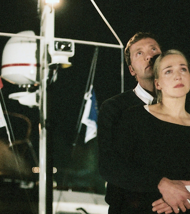 "Bianca - Wege zum Glück: Folge 53": Abends auf der Yacht: Oliver (Patrik Fichte) steht hinter Bianca (Tanja Wedhorn) und hält sie in seinen Armen. Beide schauen traurig nach oben. Bianca hat Tränen in den Augen.
