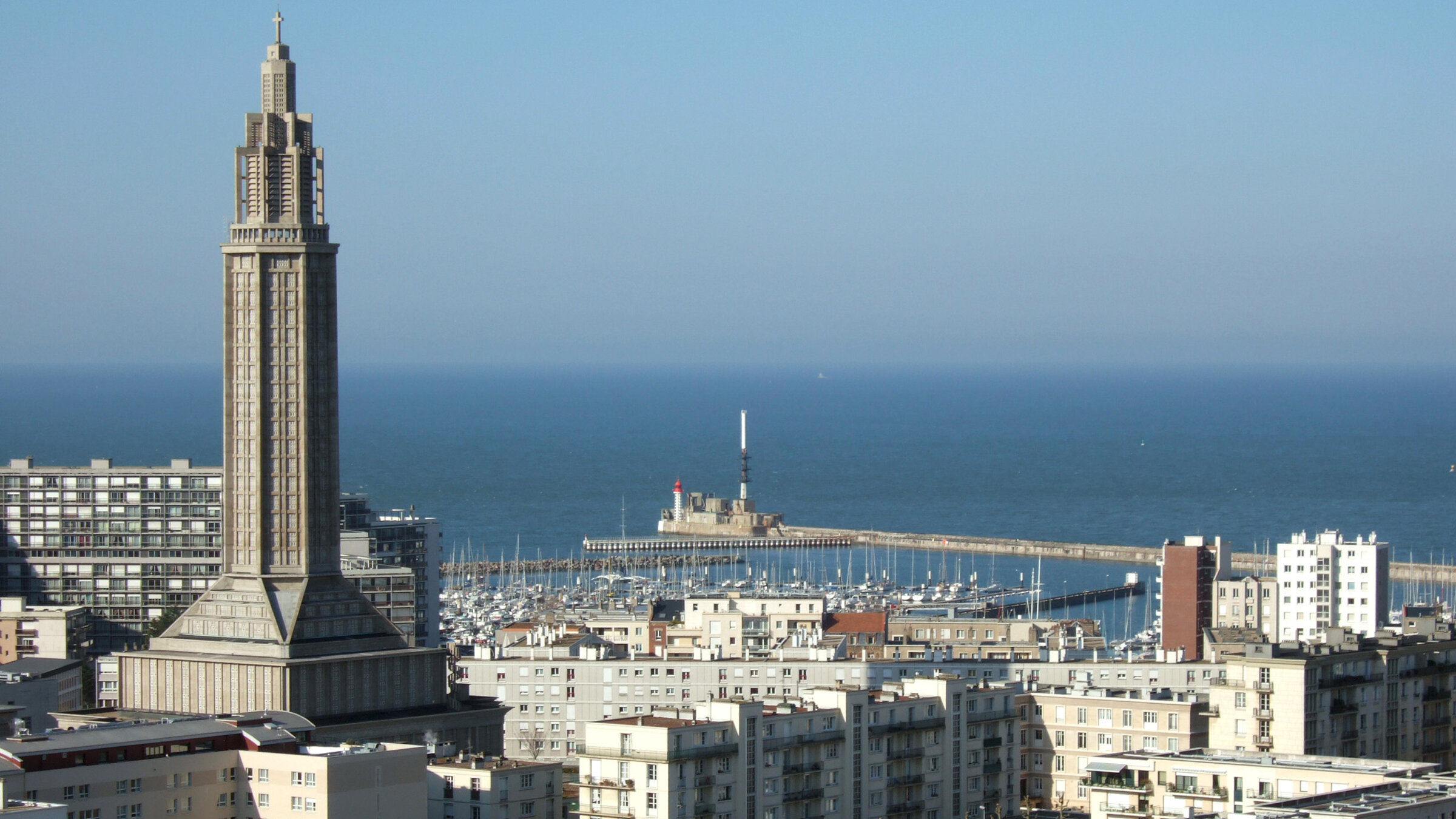 "Schätze der Welt - Erbe der Menschheit: Le Havre, Frankreich" - Blick auf Le Havre mit der Saint-Joseph Kirche und der Hafenmole.