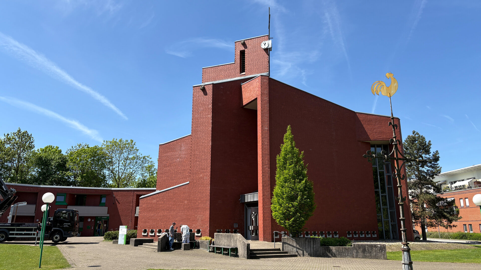 "Katholischer Gottesdienst - Wer bin ich - für dich?": Außenansicht der katholischen Kirche St. Anna in Münster-Mecklenbeck.