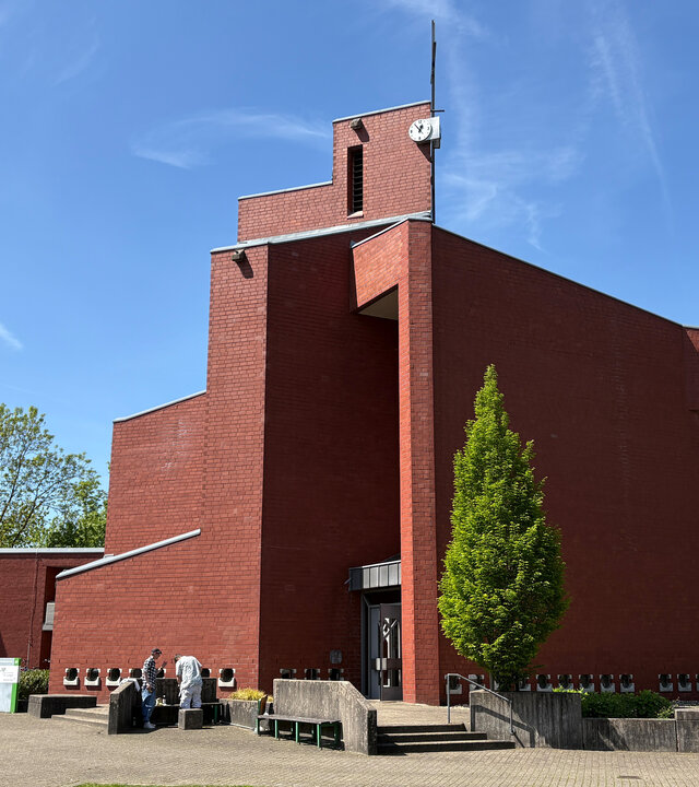 "Katholischer Gottesdienst - Wer bin ich - für dich?": Außenansicht der katholischen Kirche St. Anna in Münster-Mecklenbeck.