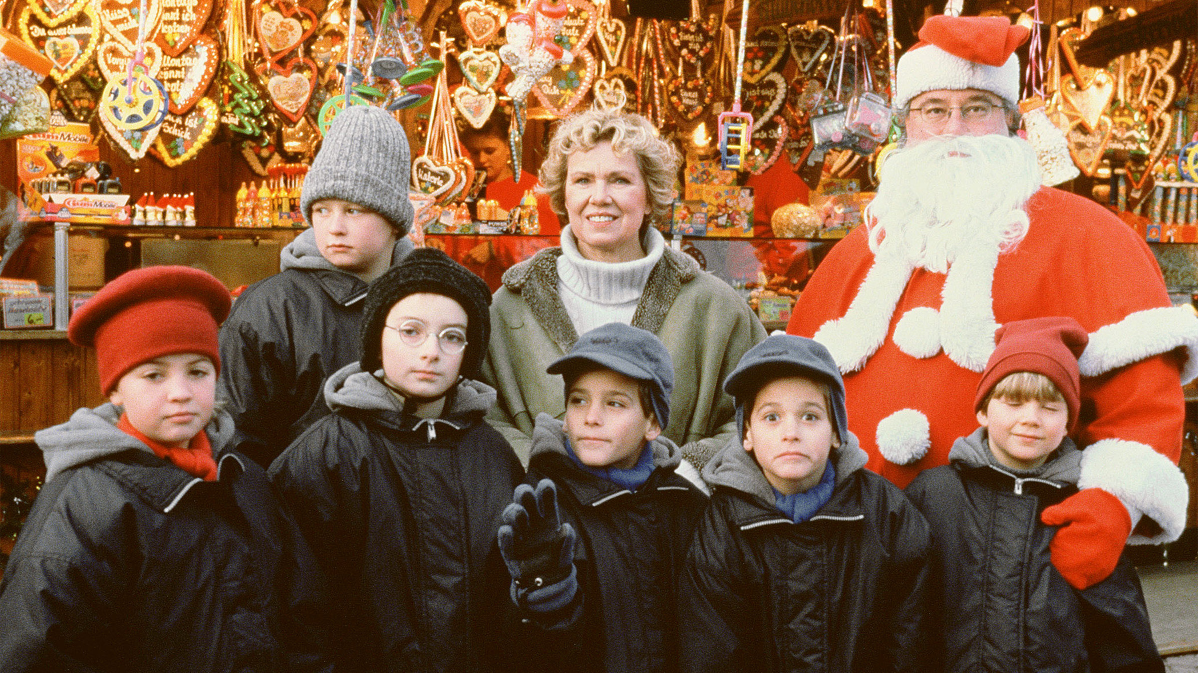 "Alle Kinder brauchen Liebe" - Anna Stolberg (Witta Pohl, Mitte) tut alles, um das Zuhause ihrer kleinen Schützlinge zu erhalten.