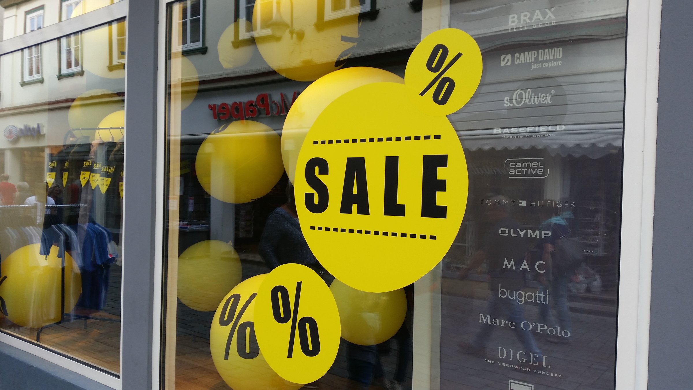 "ZDFzeit: Achtung, Kundefalle!": Plakate in einem Schaufenster werben mit Prozenten und "Sale"-Versprechen.