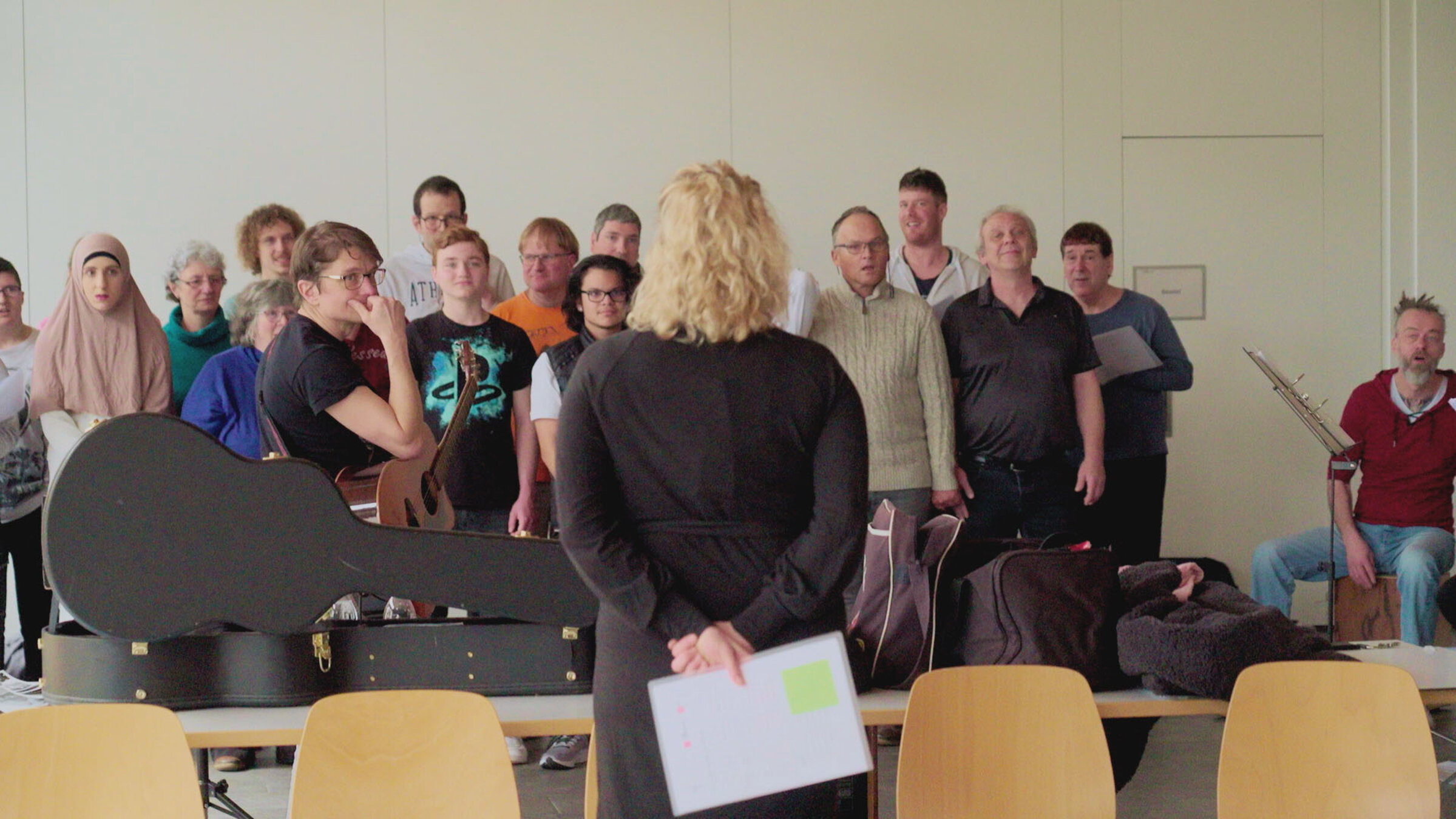 "Ein Chor für alle Fälle (2/4) - Entscheidung der Solos": Chor und Schauspielerin Susanne Kunz.
