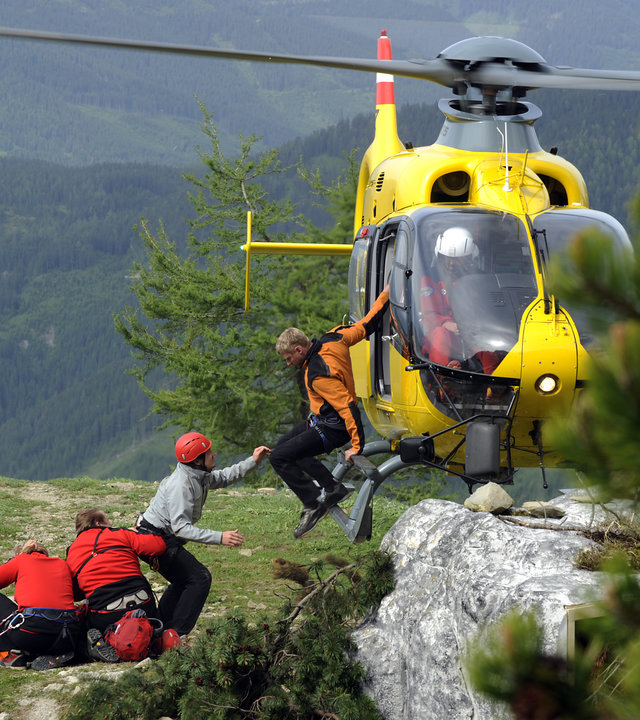 "Die Bergretter - Falsches Spiel": Andreas (Martin Gruber) springt aus dem schwebenden Heli auf ein Felsplateau. Dort sind weitere Kollegen der Bergrettung.