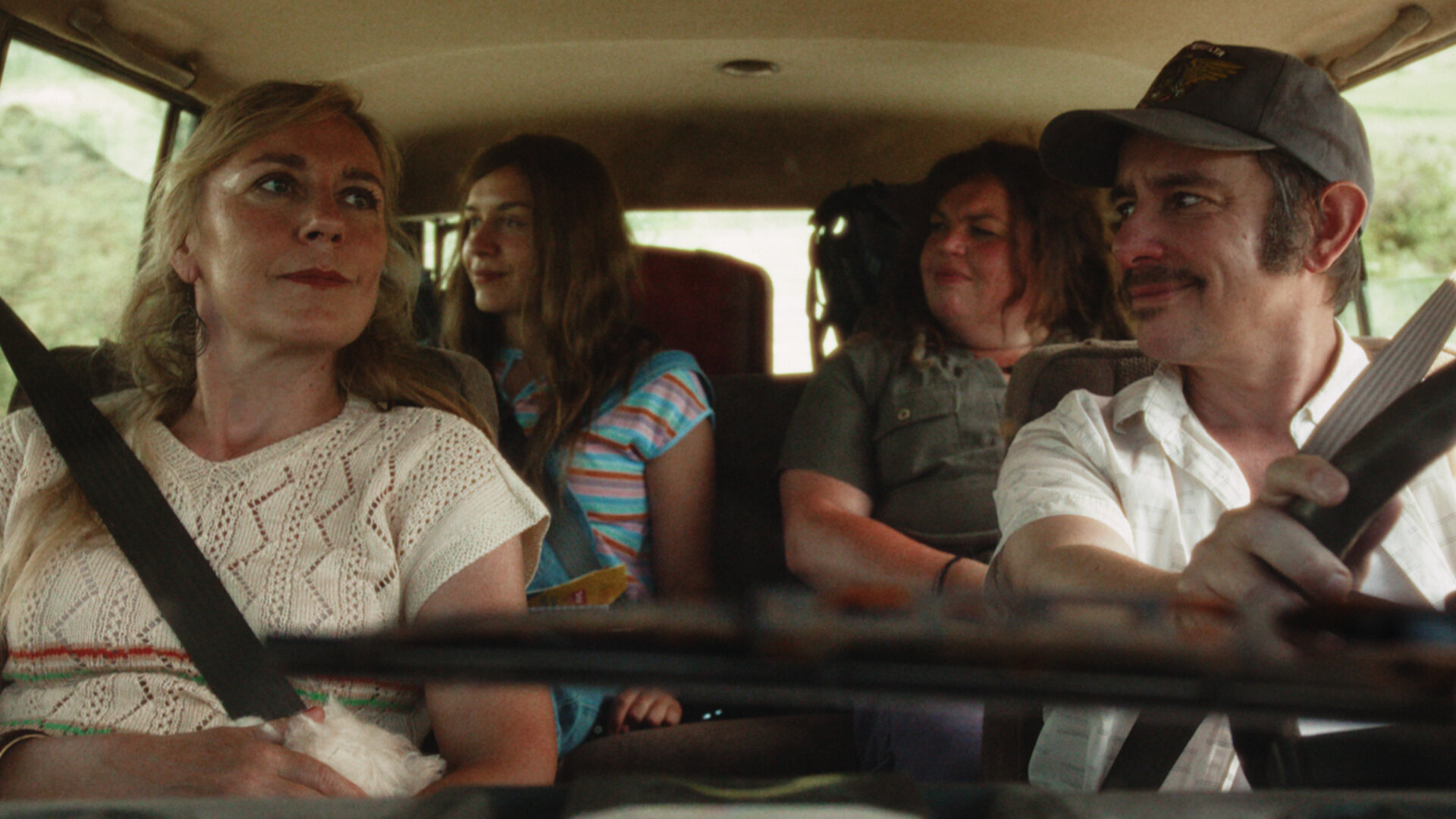 How to Kill Your Sister - Folge 2": In einer Rückblende sitzt Frank (Nico Sturm) am Steuer eines Autos, Judith (Sofie Decleir) neben ihm. Auf der Rückbank sitzen Anna (Emma Rotsaert) und Kat (Marjan De Schutter).