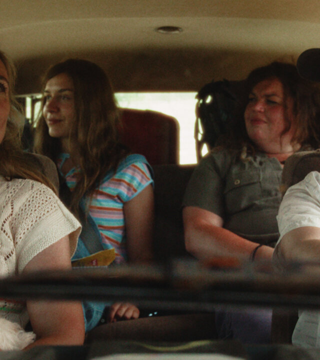 How to Kill Your Sister - Folge 2": In einer Rückblende sitzt Frank (Nico Sturm) am Steuer eines Autos, Judith (Sofie Decleir) neben ihm. Auf der Rückbank sitzen Anna (Emma Rotsaert) und Kat (Marjan De Schutter).