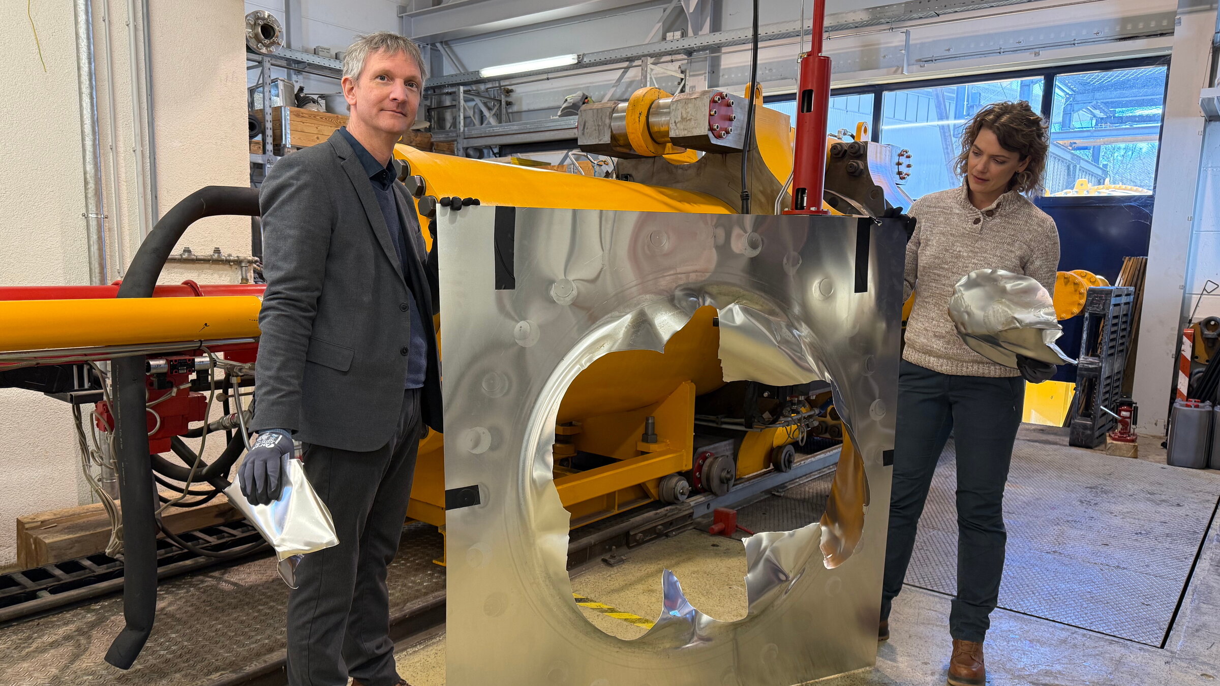 "NANO: Explosives Erbe - Lena Ganschow und die Weltkriegsbomben": Die Wucht der Bombe: Druckwellenexperiment am Fraunhofer-Institut für Kurzzeitdynamik in Freiburg.