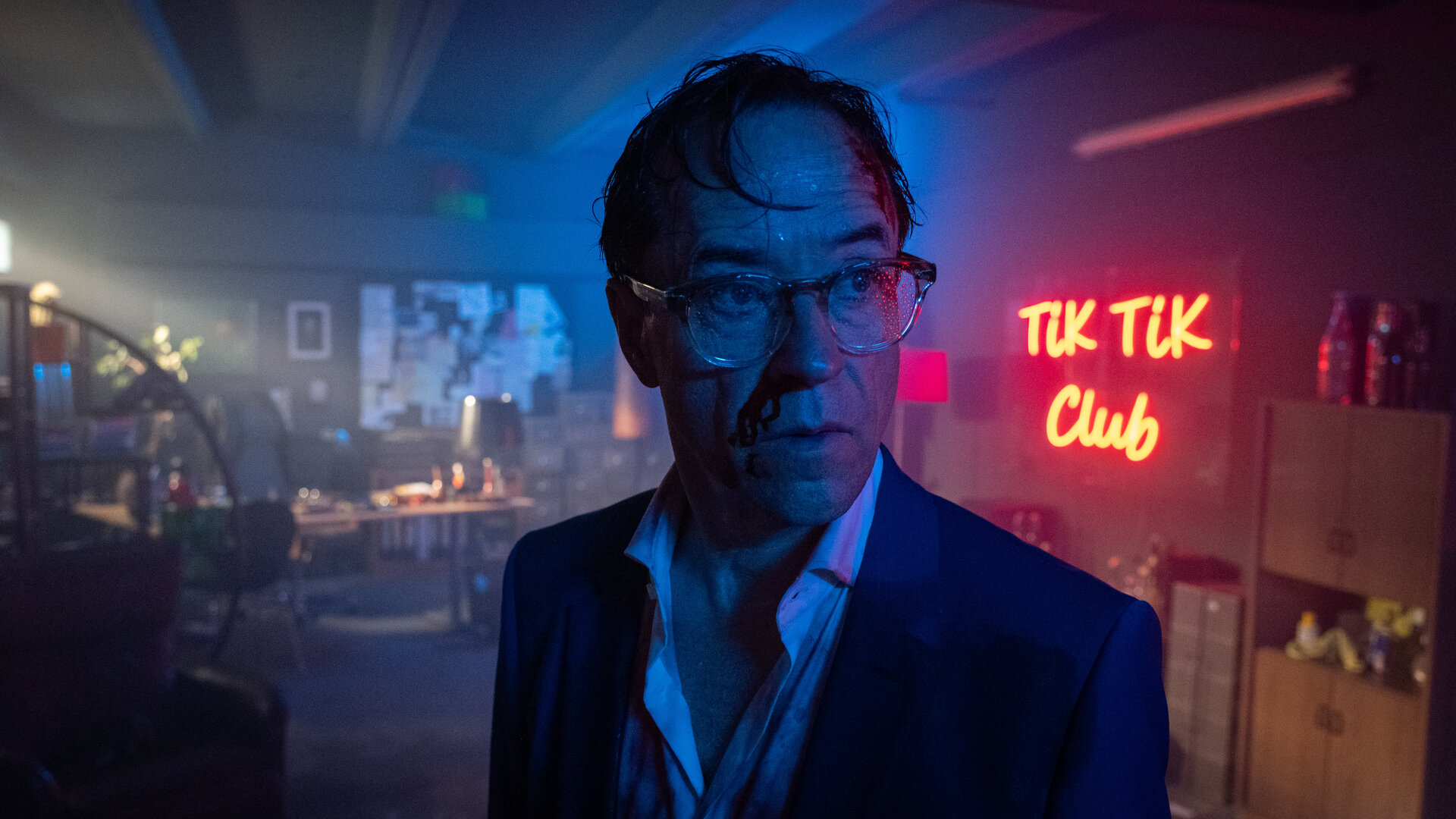 "Der schwarze Schwan": Vernau (Jan Josef Liefers) ist völlig durchnässt und seine Nase blutet.