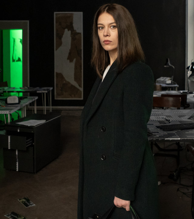 "Bad Banks - Die Gewinner von heute": Jana Liekam (Paula Beer) steht in einem dunklen Büro  und schaut ernst zur Seite.