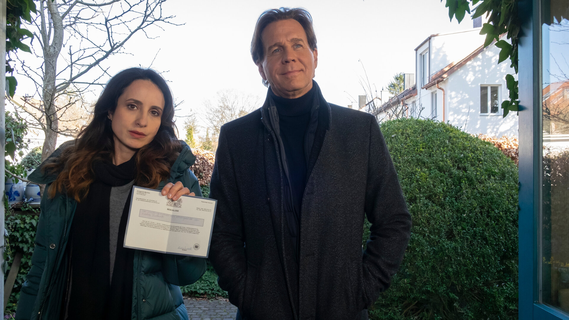 "Der Alte - Zwischenstation": Annabell Lorenz (Stephanie Stumph) und Caspar Bergmann (Thomas Heinze) stehen mit vorgehaltenem Durchsuchungsbefehl an einem Hauseingang.