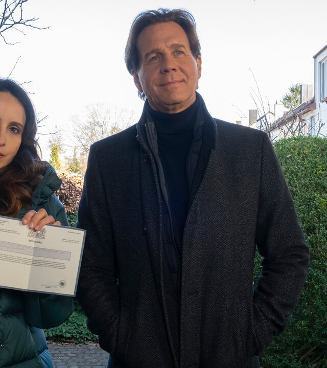 "Der Alte - Zwischenstation": Annabell Lorenz (Stephanie Stumph) und Caspar Bergmann (Thomas Heinze) stehen mit vorgehaltenem Durchsuchungsbefehl an einem Hauseingang.