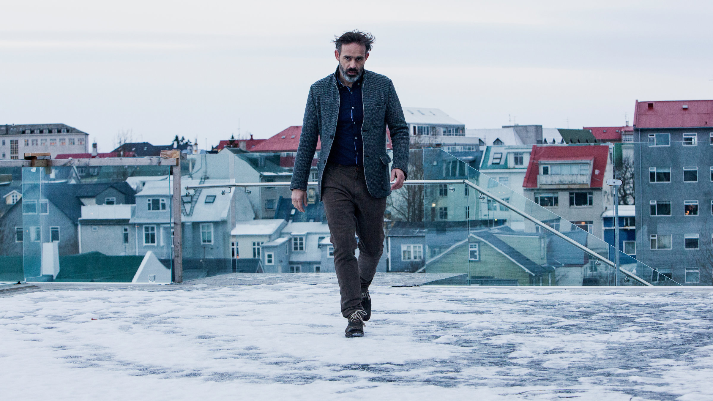 "Der Eid": Finnur (Baltasar Kormákur) läuft mit wütendem Gesichtsausdruck auf die Kamera zu. Der Boden ist schneebedeckt.