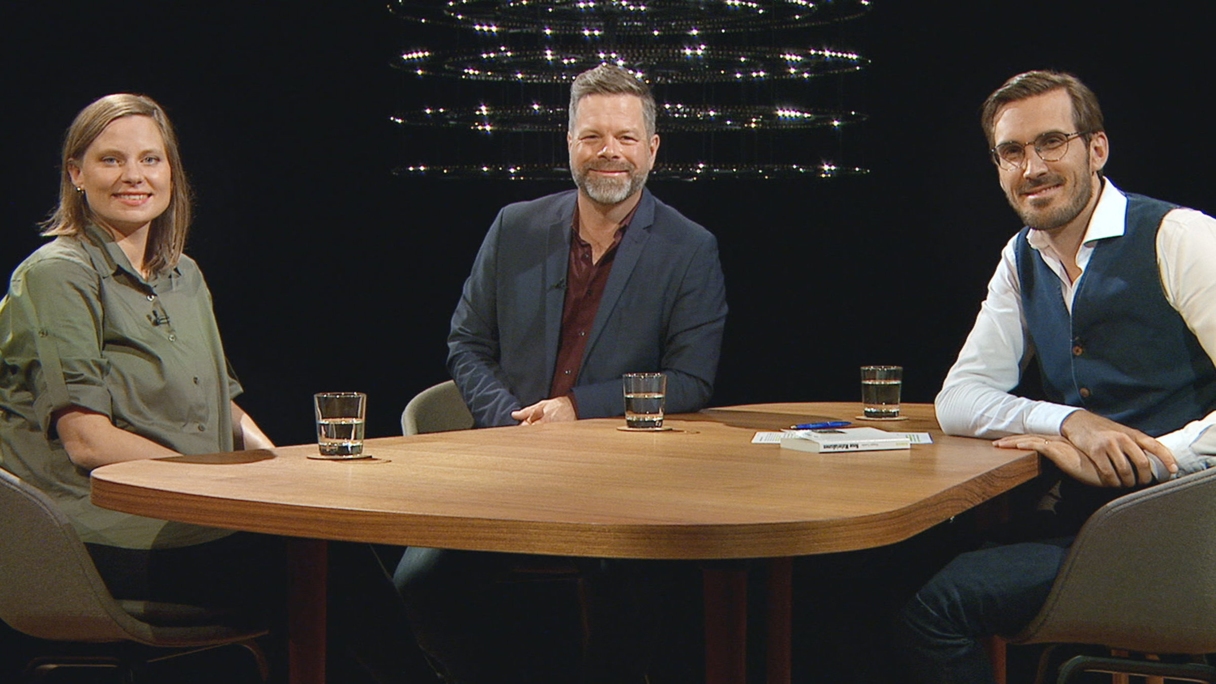 "Klima- und Energiekrise – Wer muss handeln?": Katharina Hoppe, Soziologin, Ivo Wallimann-Helmer, Umweltethiker, Moderator Yves Bossart.