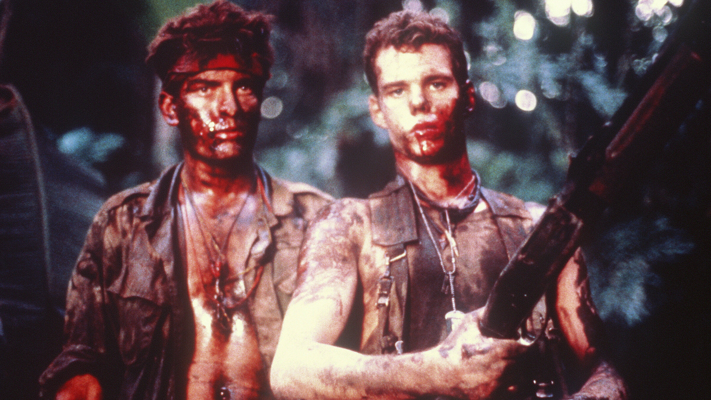 "Platoon": Die Soldaten Chris (Charlie Sheen, links) und Bunny (Kevin Dillon) lernen im Krieg das blutige Handwerk des Tötens.