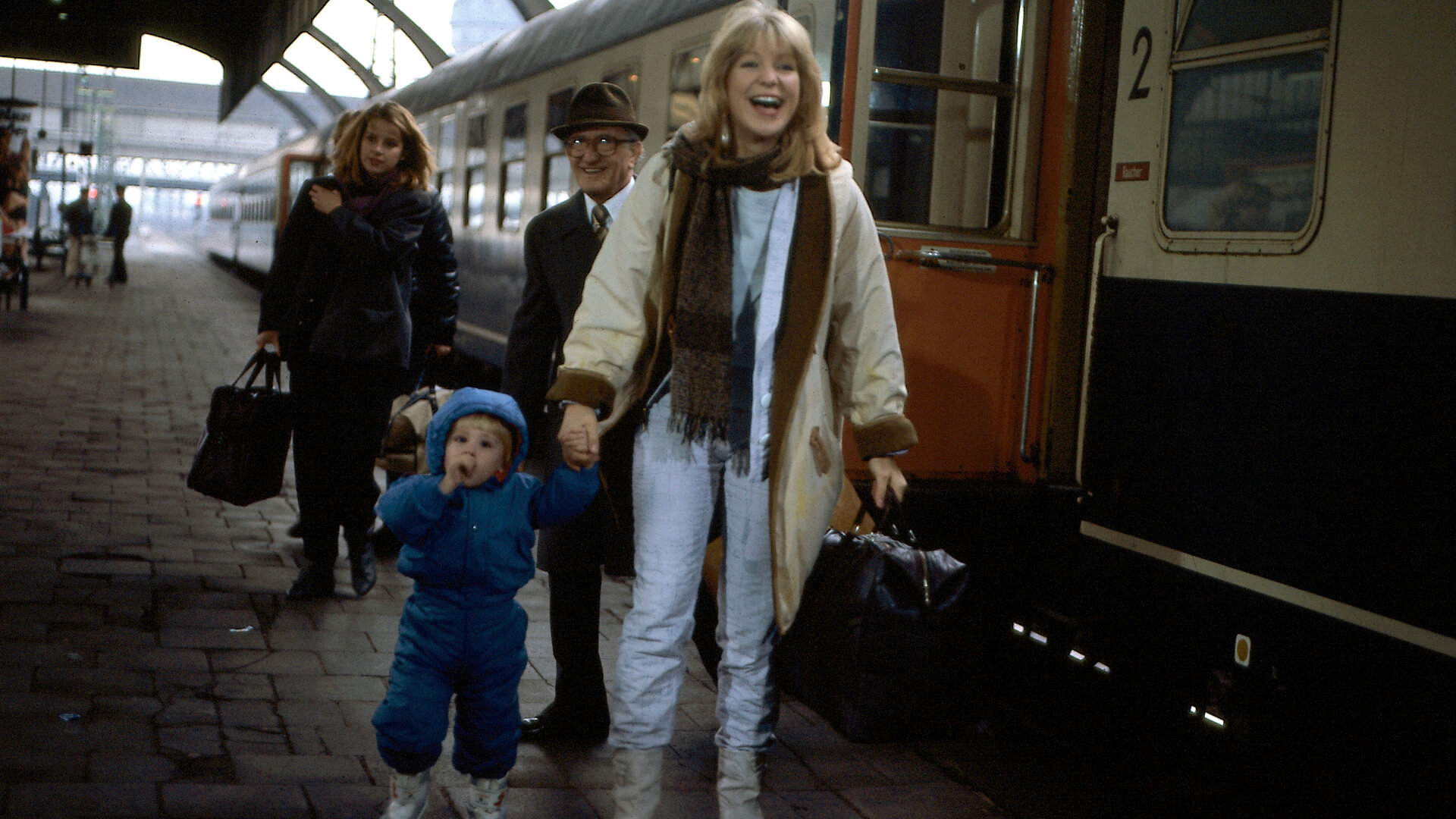 "Diese Drombuschs - Die manipulierte Chance": Marion (Sabine Kaack) steht lachend mit ihrem Sohn Daniel (Thorben Mahler) am Bahnsteig.