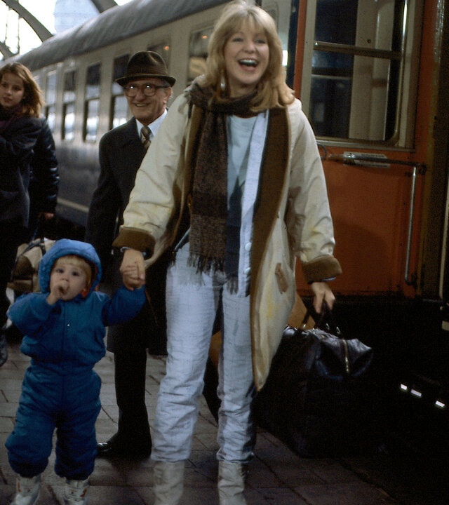 "Diese Drombuschs - Die manipulierte Chance": Marion (Sabine Kaack) steht lachend mit ihrem Sohn Daniel (Thorben Mahler) am Bahnsteig.