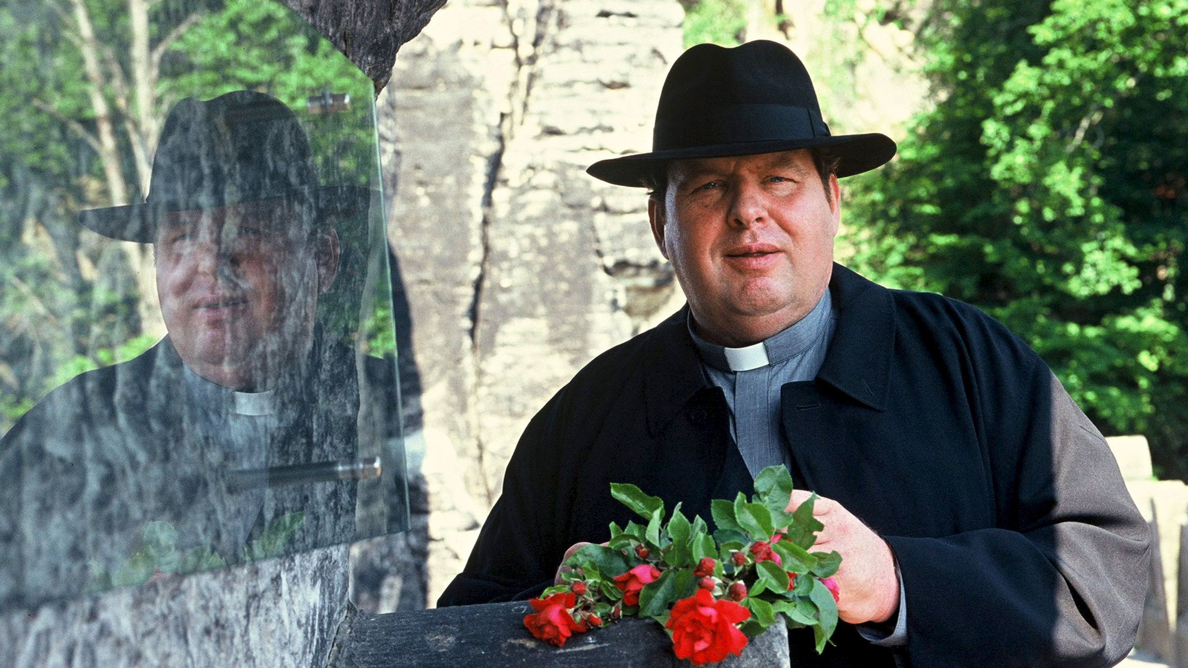 "Pfarrer Braun: Der unsichtbare Beweis" - Pfarrer Braun (Ottfried Fischer) ermittelt im sächsischen Provinzstädtchen Pfaffenberg, wo seit vielen Jahren kein Mord mehr geschah - bis Braun hie eintraf.