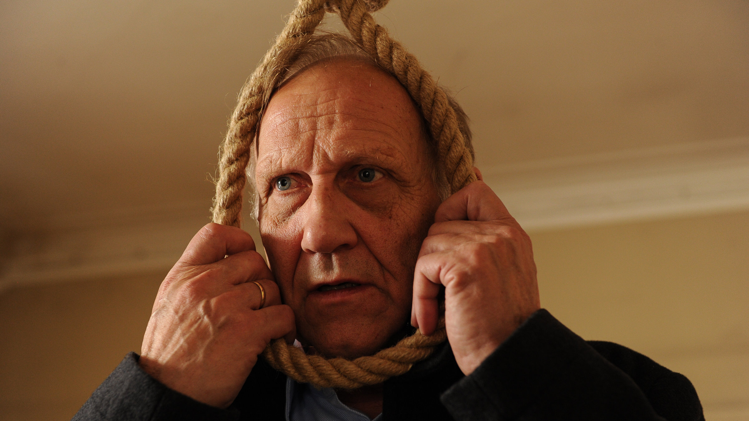 "SOKO Stuttgart - Späte Rache (2)": Michael Kaiser (Karl Kranzkowski) steckt seinen Kopf durch eine Galgenschlinge.