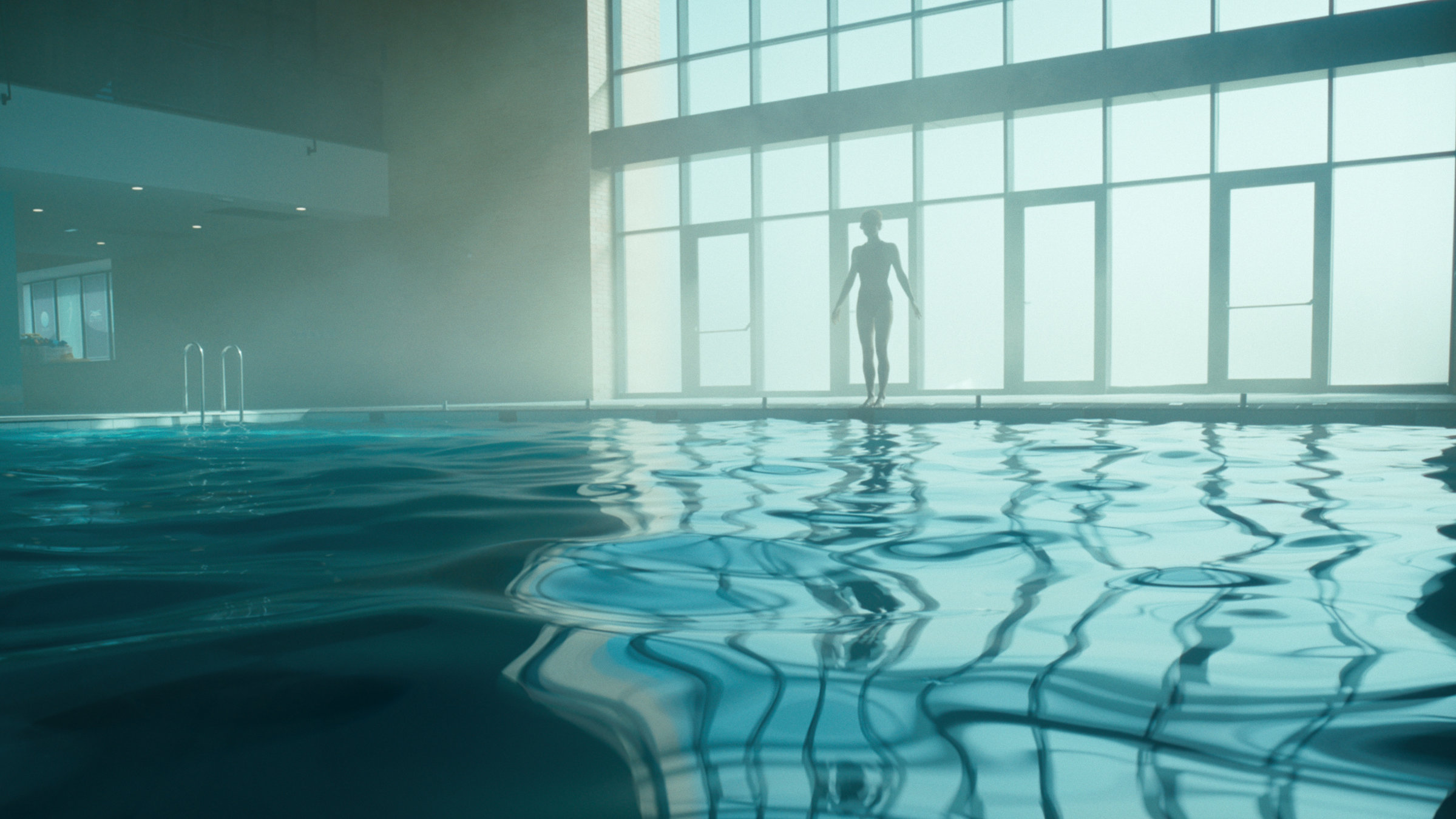 "Der Schwarm - Folge 6": Charlie (Leonie Benesch) steht am Rand eines Schwimmbeckens in einer Schwimmhalle mit großen Fenstern. Sie trägt einen Badeanzug.