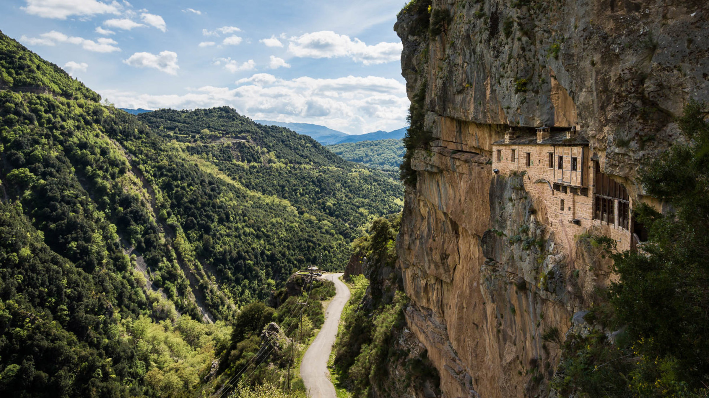 "Griechenland: Von den Gipfeln bis ans Meer - Epirus" - Das Kloster Kipina ist in den Fels gebaut