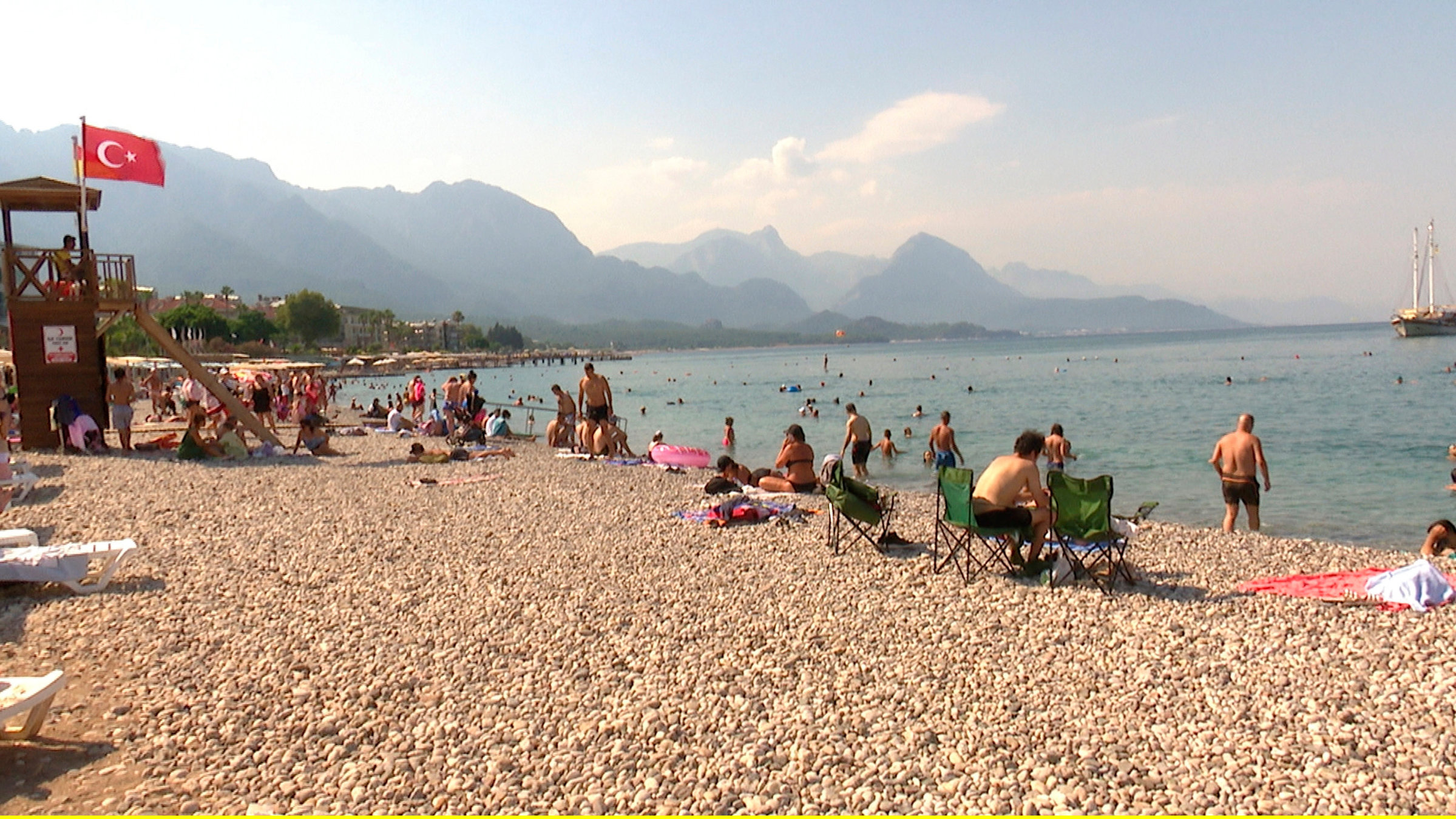 "Kritisch reisen: Türkei - Ein Urlaubsparadies in der Krise?": Kemer hat seit Kurzem auch einen „Bürgerstrand“. Hier können Einheimische entspannen, ohne dass sie in einem Hotel zu Gast sind.