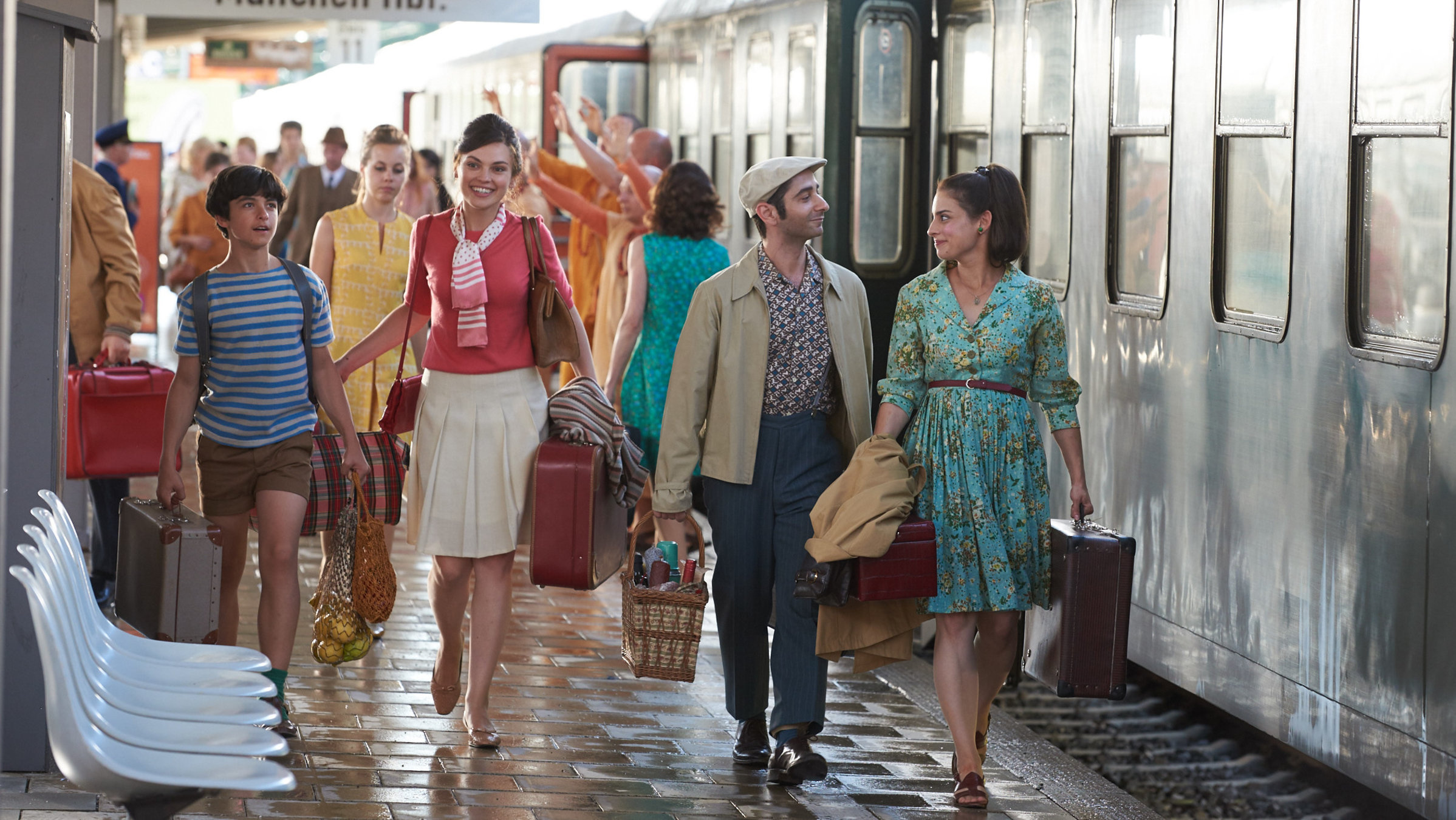"Bella Germania - Il destino - das Schicksal": München Hauptbahnhof 1968: Giulietta (Silvia Busuioc), ihr Sohn Vincenzo (Rafael Koussouris), Giovanni (Denis Moschitto) und seine Frau Rosaria ( Ana Sanchez) sind gerade aus dem Zug gestiegen, der sie von Italien nach Deutschland gebracht hat.