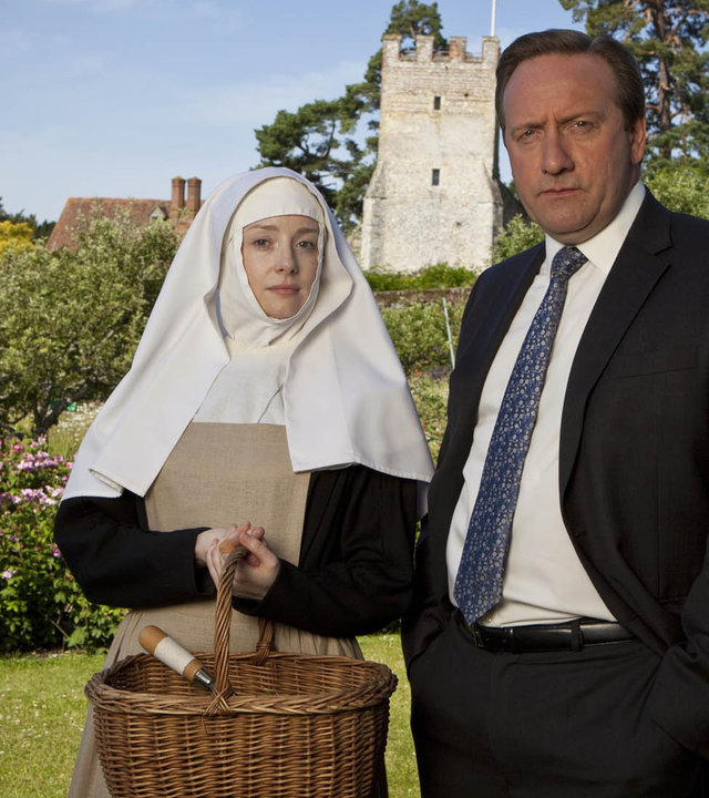 "Inspector Barnaby - Vier Bräute für Christus": Sister Catherine (Fiona Glascott) und DCI John Barnaby (Neil Dudgeon) stehen nebeneinander im Garten und schauen in die Kamera.