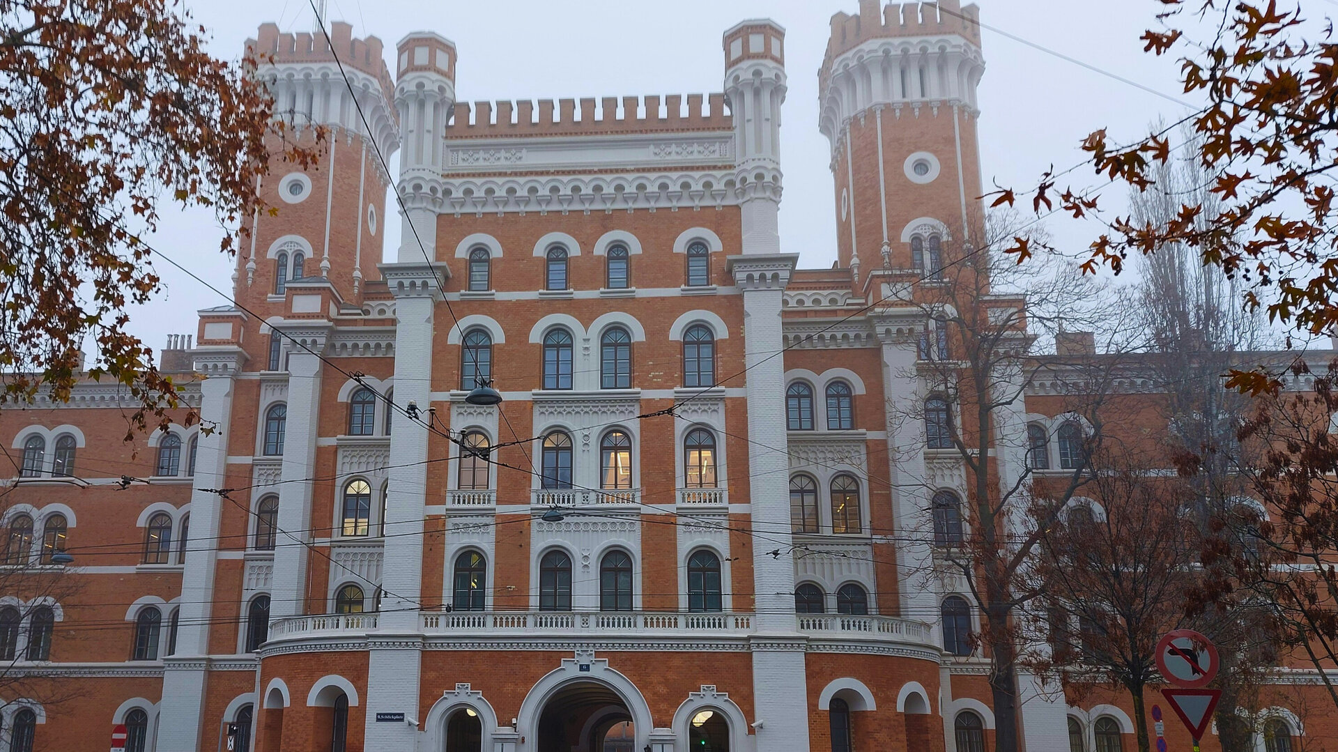 "Katholischer Gottesdienst - Denn du bist bei mir": Außenansicht der Rossauer Kaserne in Wien mit dem Eingangsportal