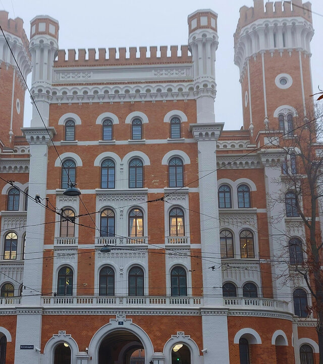 "Katholischer Gottesdienst - Denn du bist bei mir": Außenansicht der Rossauer Kaserne in Wien mit dem Eingangsportal