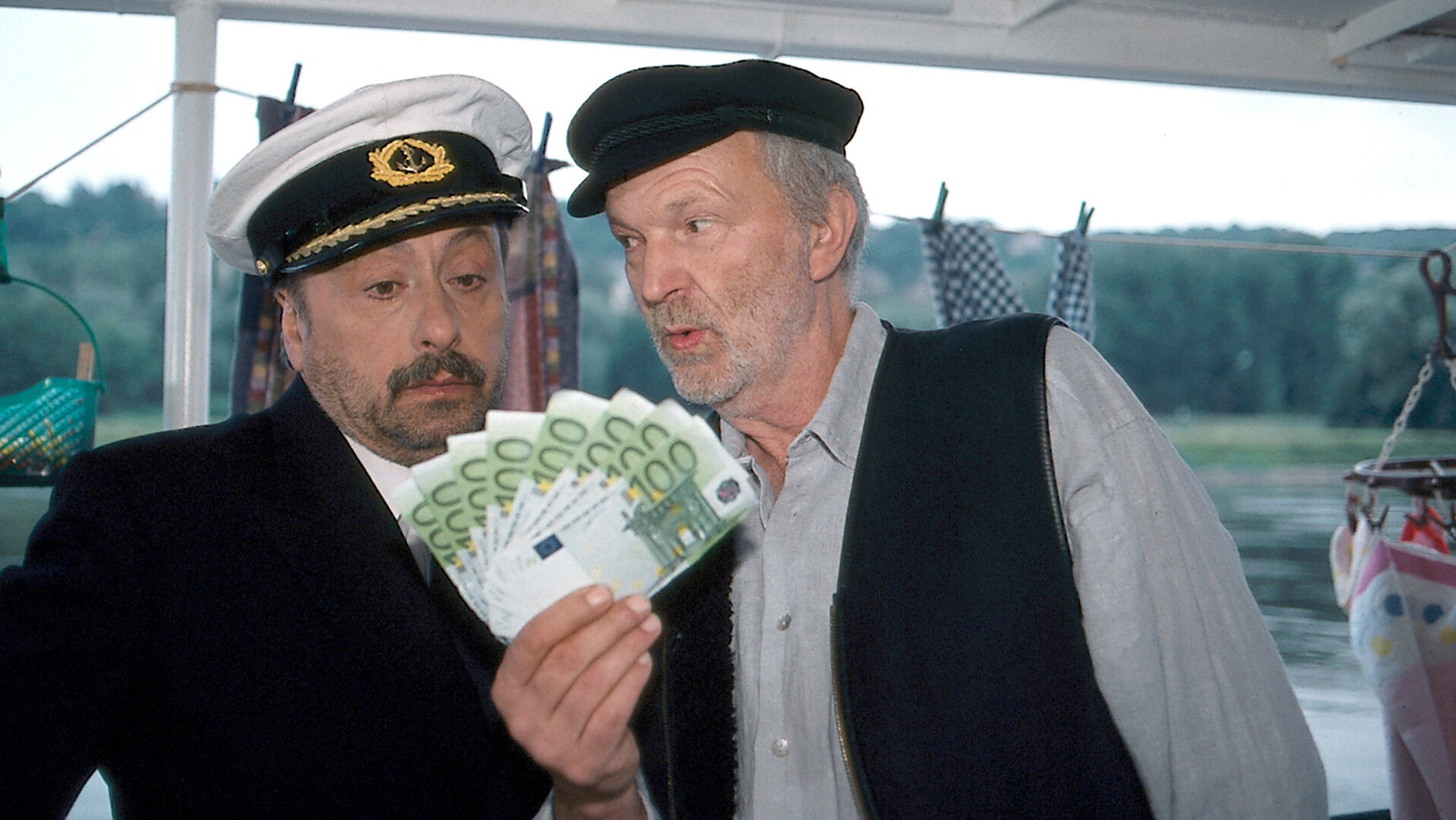 Manni (Michael Gwisdek, re.) ist begeistert, Stolze (Wolfgang Stumph, li.) kann es nicht wirklich genießen: Sie halten das erste ergaunerte Geld in den Händen. Ob Stolze seine Gewissensbisse überwinden kann und auch die nächste Frau hinters Licht führt?