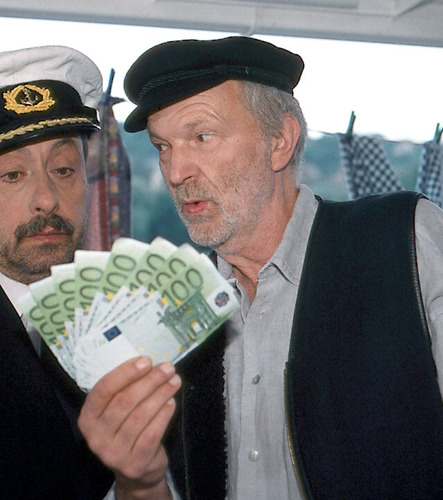 Manni (Michael Gwisdek, re.) ist begeistert, Stolze (Wolfgang Stumph, li.) kann es nicht wirklich genießen: Sie halten das erste ergaunerte Geld in den Händen. Ob Stolze seine Gewissensbisse überwinden kann und auch die nächste Frau hinters Licht führt?