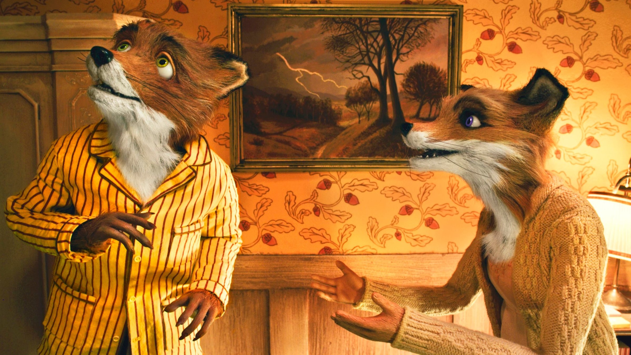 "Der fantastische Mr. Fox": Im mit Landschaftsgemälde, Schrank und Haselnussmuster-Tapete gutbürgerlich eingerichteten Zimmer von Mr. Fox (ein Fuchs als lebendiges Stofftier), der im gestreiften Schlafanzug besorgt hinauf zur Decke schaut. Mrs. Fox in hellbrauner Strickjacke hat dem Blick ihres Mannes folgend ihre geöffneten Hände nach vorn gestreckt.