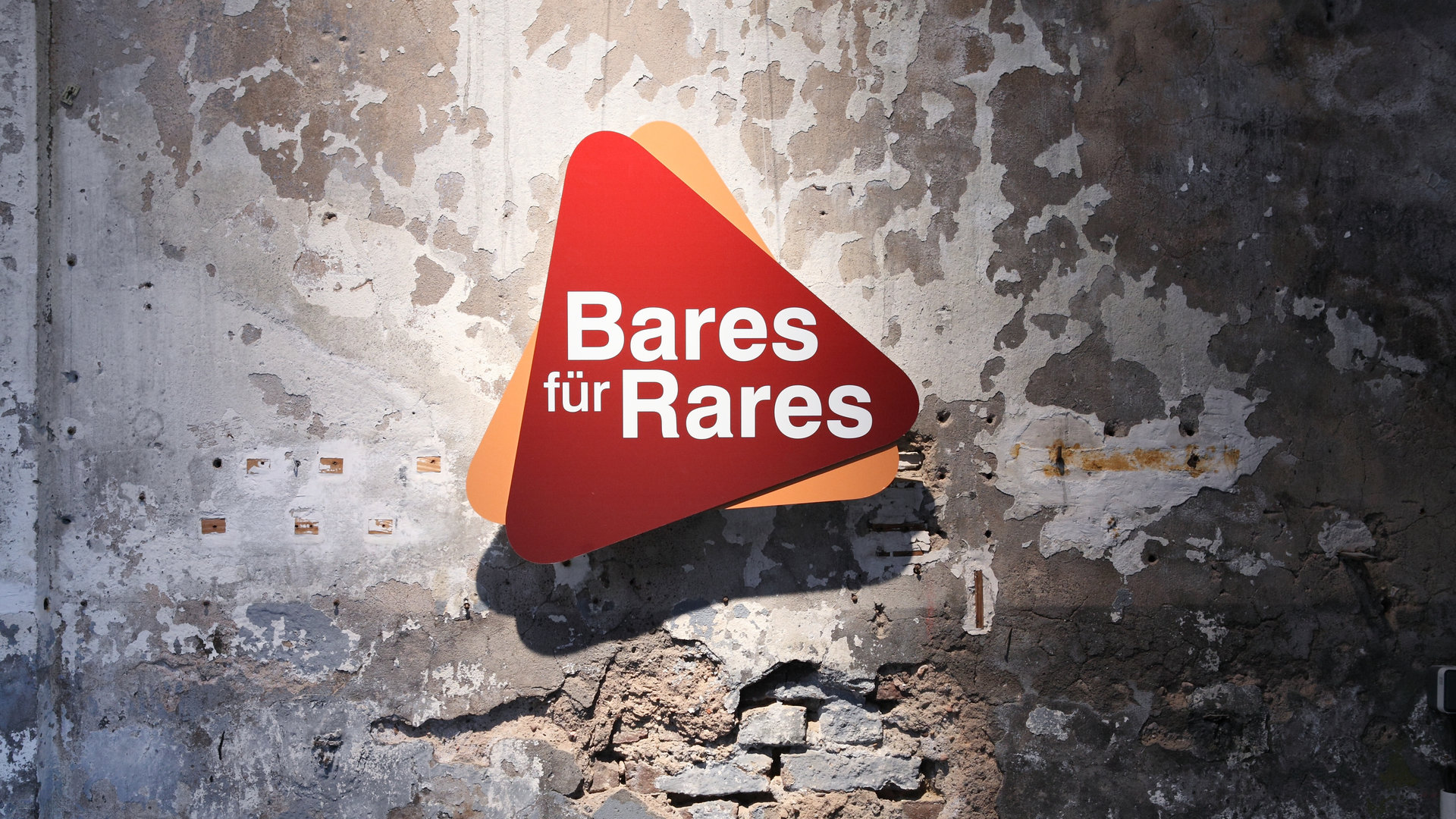 "Bares für Rares": Logo vor einer Mauer.