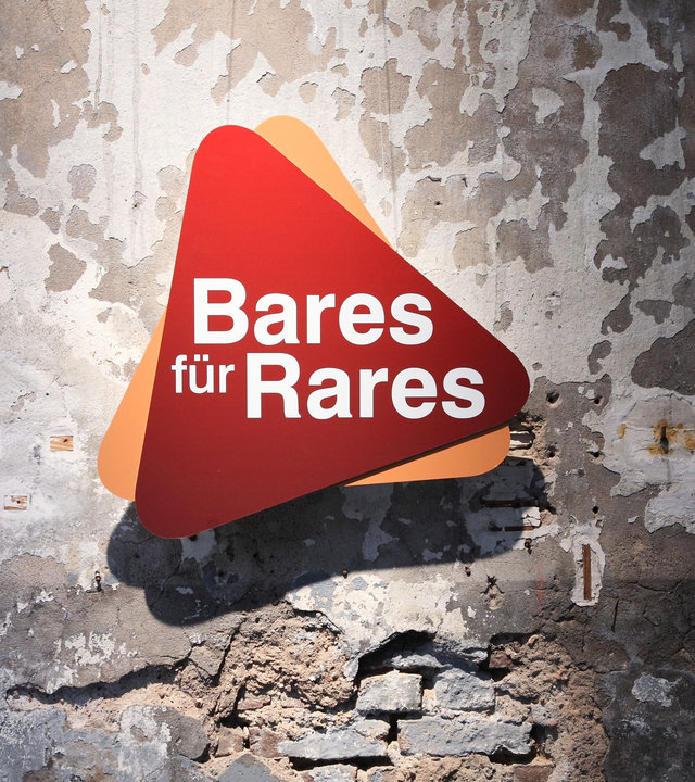 "Bares für Rares": Logo vor einer Mauer.