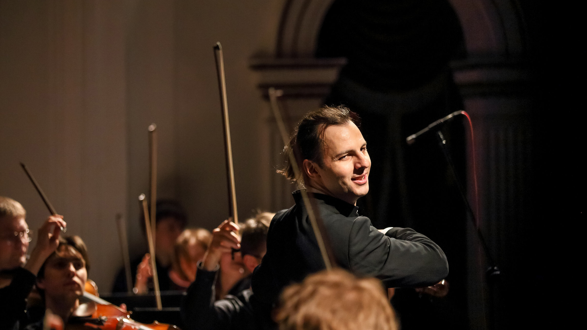 "Salzburger Festspiele 2021": Dirigent Theodor Currentzis dirigiert ein Orchester.