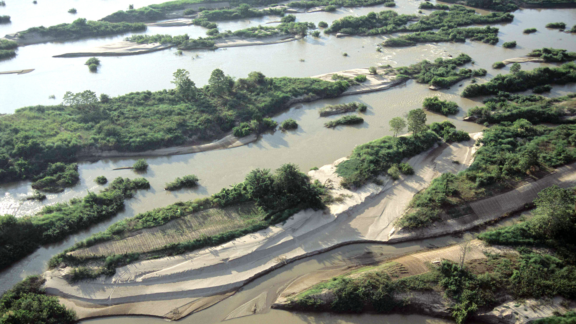 "Laos Wunderland" - Luftaufnahme: Wasser und Sandbämke