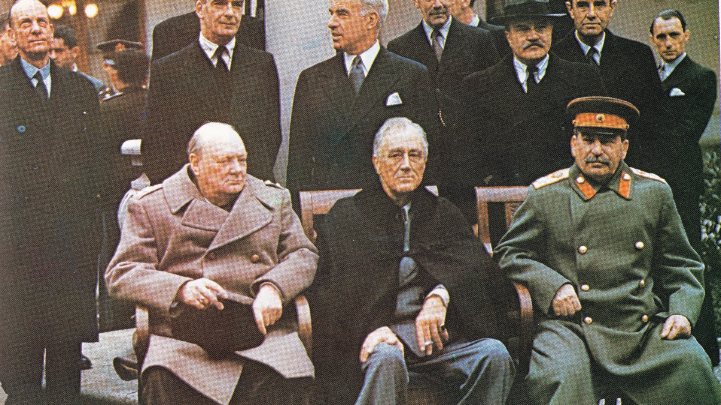 "Countdown zum Kriegsende: Durchbruch im Osten": Winston Churchill, Franklin D. Roosevelt und Josef Stalin sitzen auf Stühlen nebeneinander. Im Hintergrund stehen weitere Herren im Anzug.