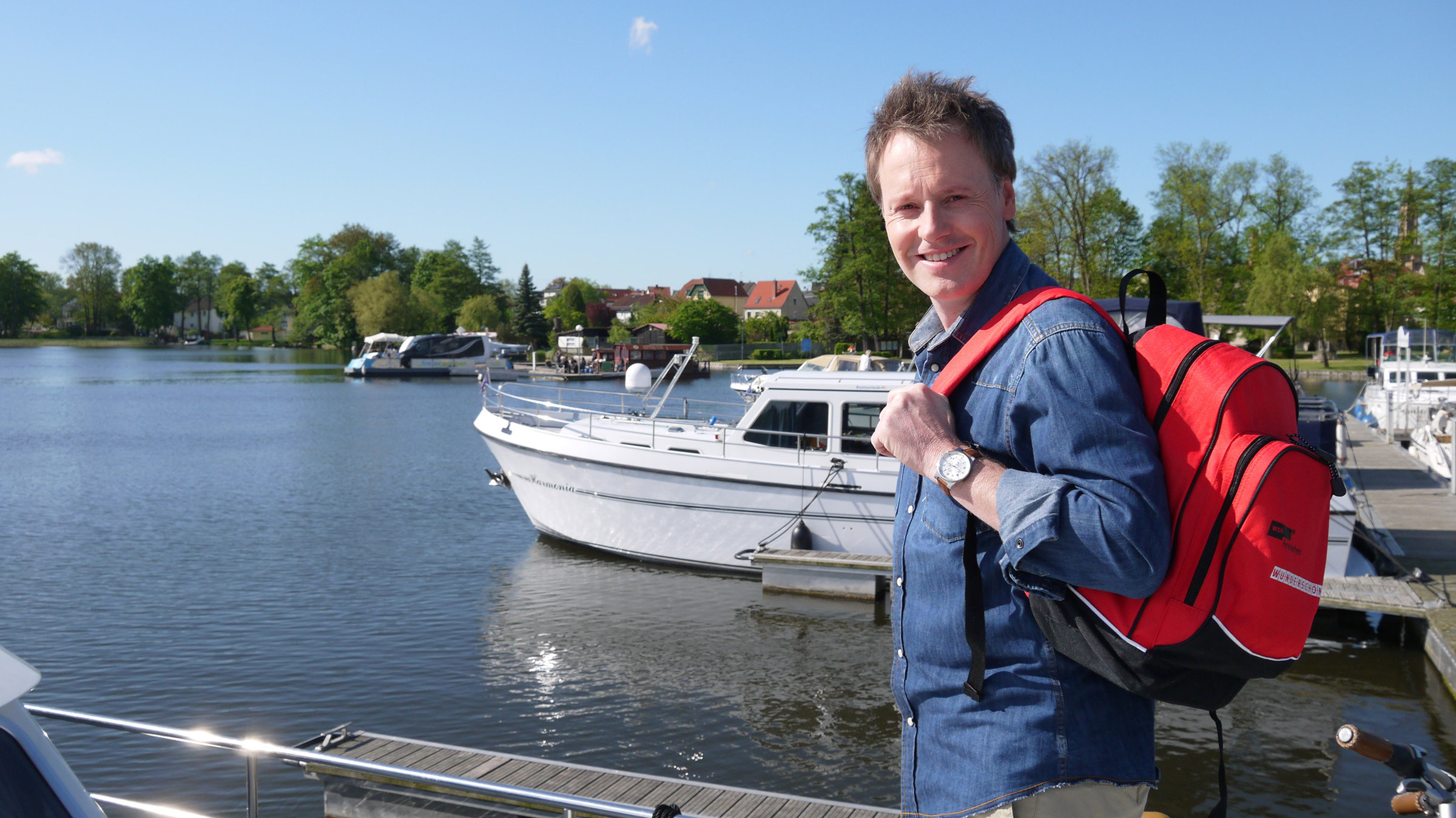 "Mit dem Hausboot nach Berlin": Stefan Pinnow steht auf einem Hausboot an der Müritz.